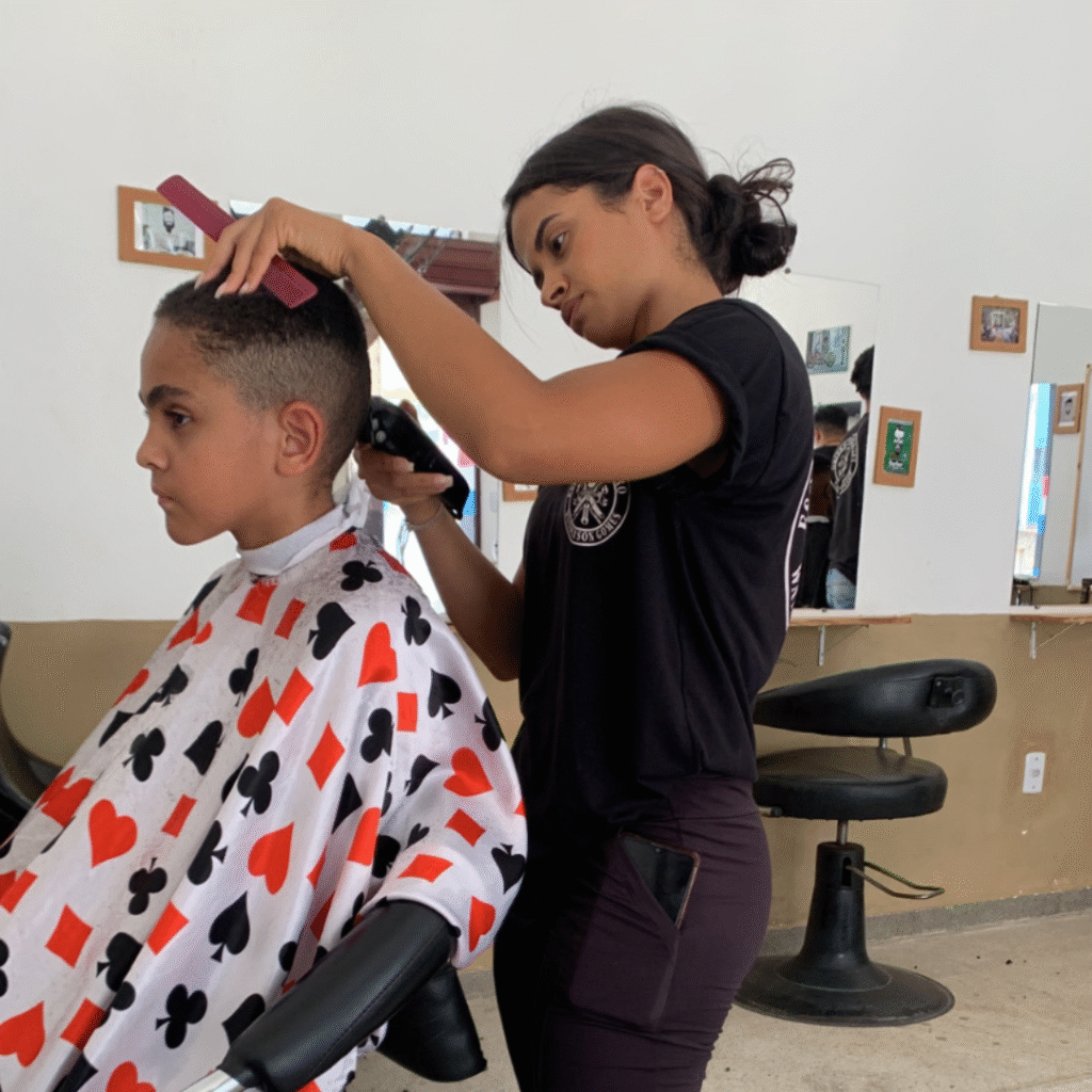 Aprenda barbearia profissional em Esmeraldas MG.