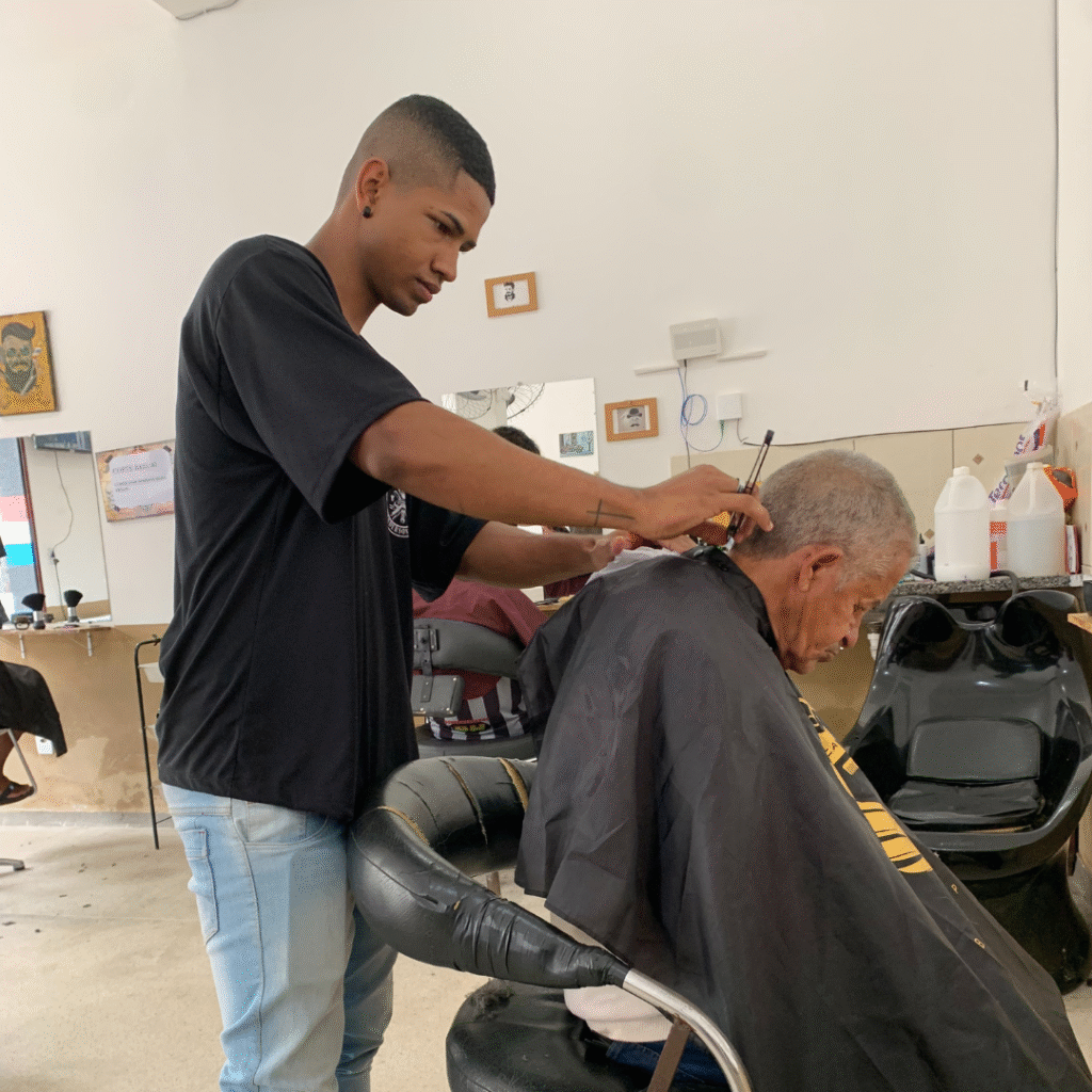 Aula prática de corte masculino em Esmeraldas MG.