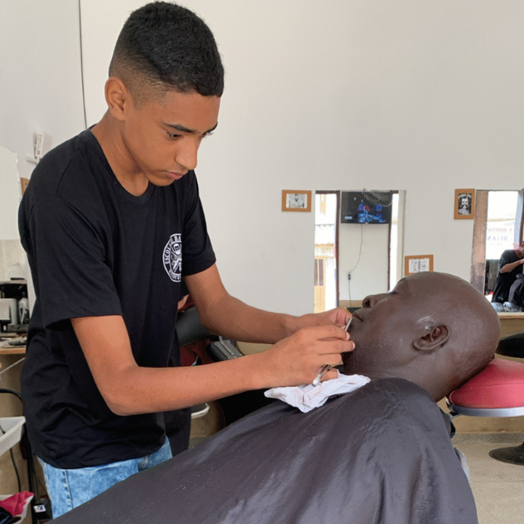 Corte social masculino durante aula prática.