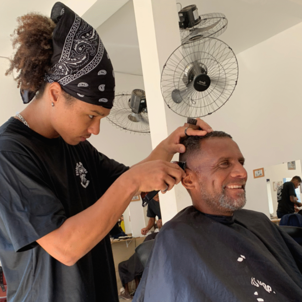 Curso de barbeiro em Esmeraldas com prática real.