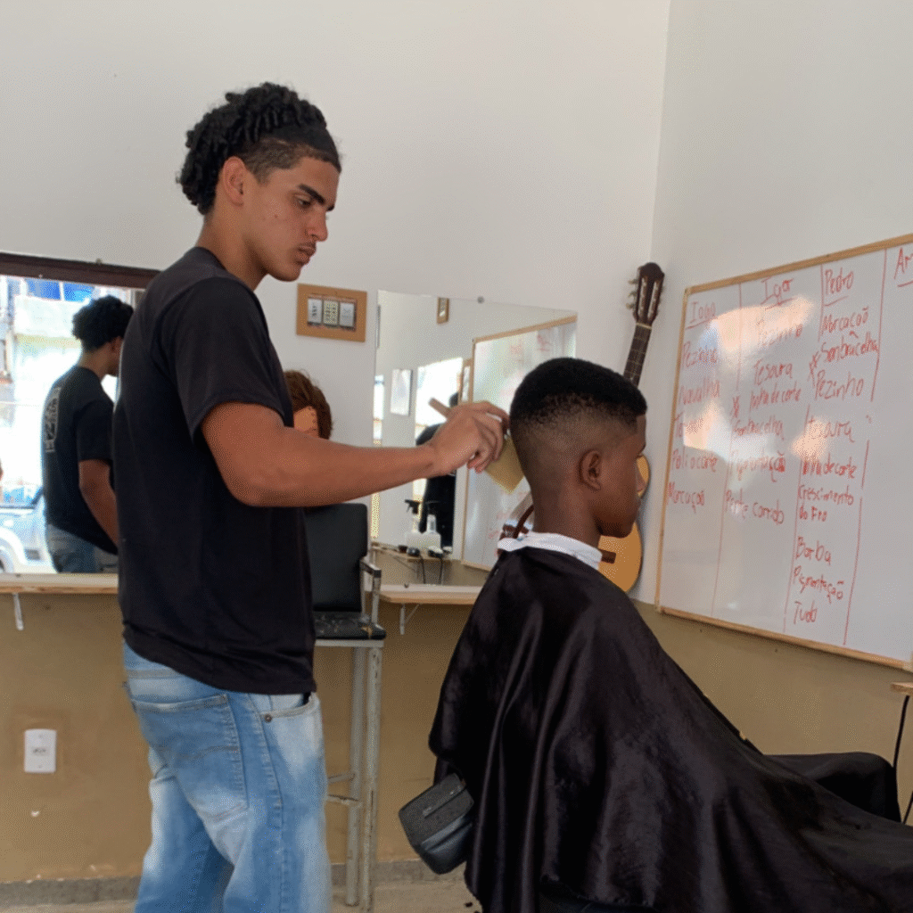 Corte degradê feito por aluno do curso em Esmeraldas.