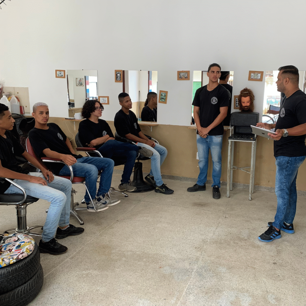 Aula de corte fade no curso de barbeiro em Esmeraldas.