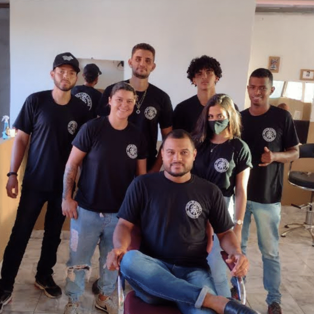 Turma de barbeiros em formação em Esmeraldas MG.