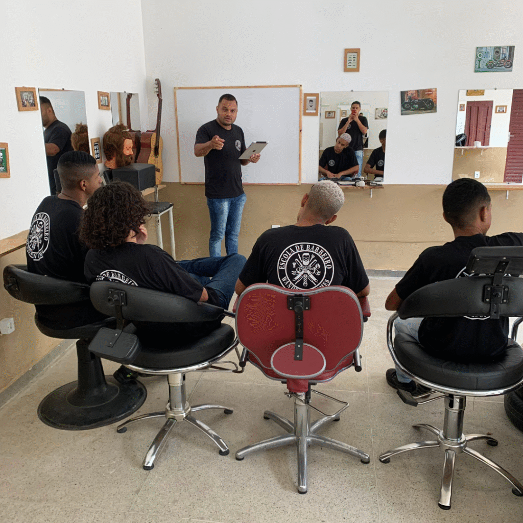 Curso para barbeiro com técnicas atuais em Esmeraldas.