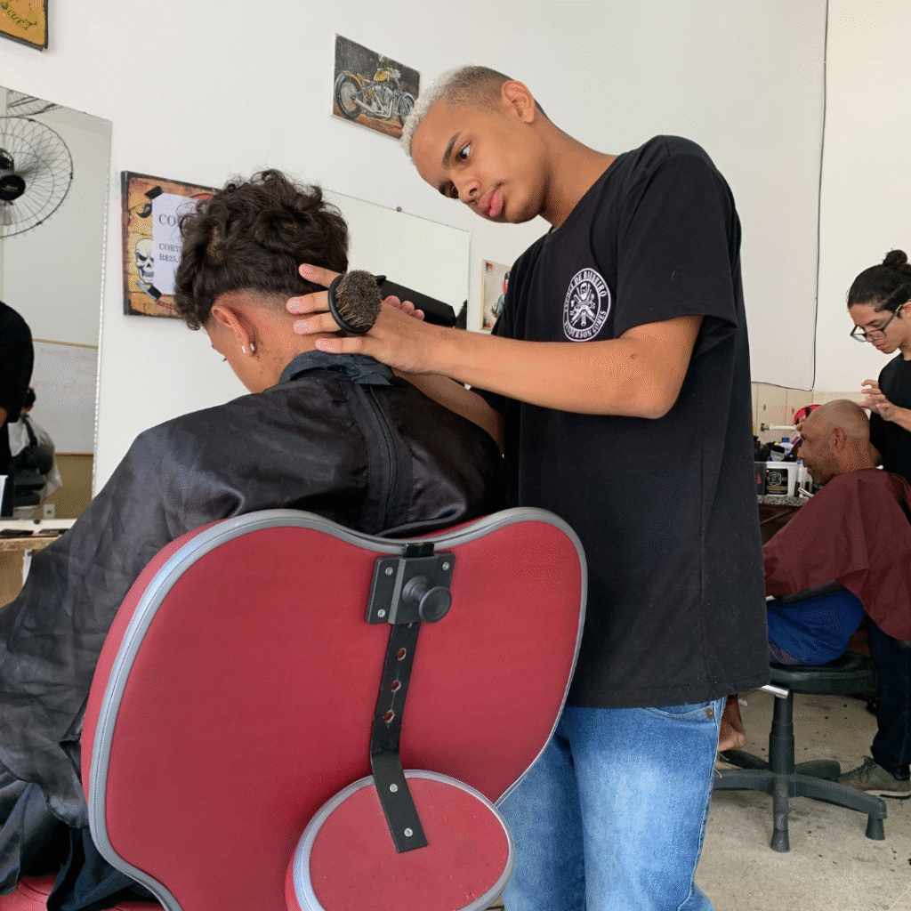 Oportunidade para quem quer ser barbeiro em Esmeraldas.