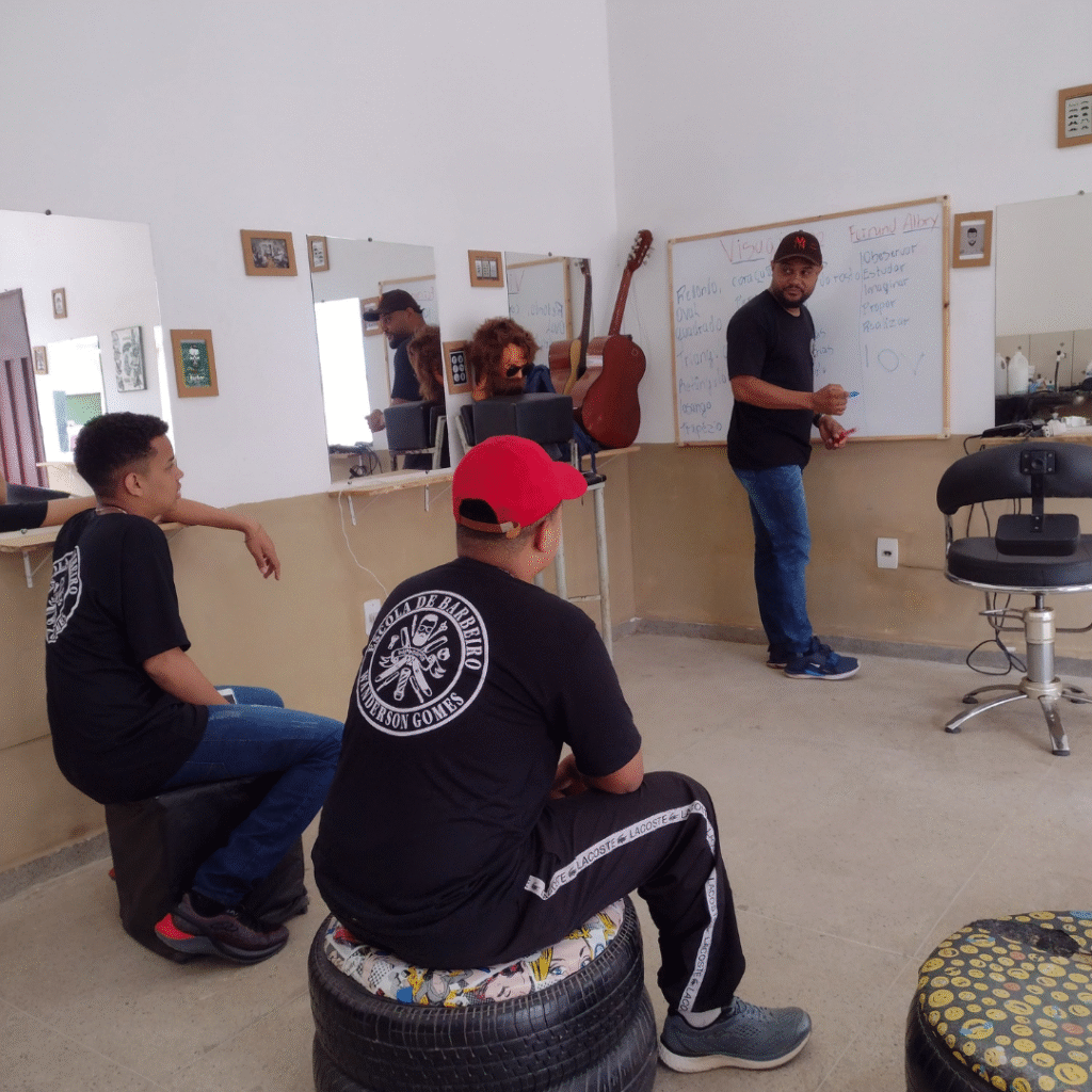 Curso ideal para iniciantes na barbearia em Esmeraldas.
