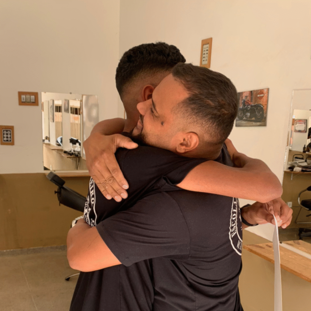 Turma cheia de talento na barbearia em Esmeraldas.